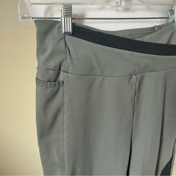 Gymshark Gray/Black Asymmetric Leggings size Medium - Picture 5 of 9